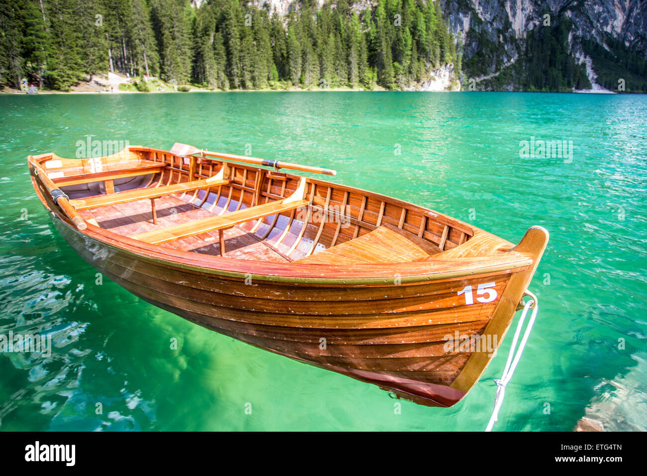 Sonnigen Pragser Wildsee und ein Boot Stockfoto