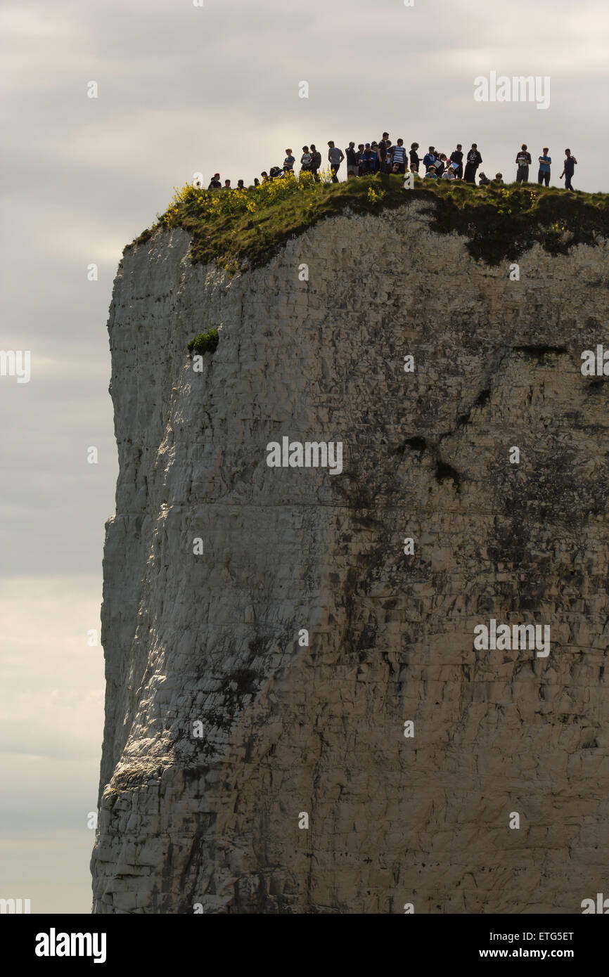 Menschen Sie stehen und blickte auf See von alten Harry Rock (Dorset, England) Stockfoto