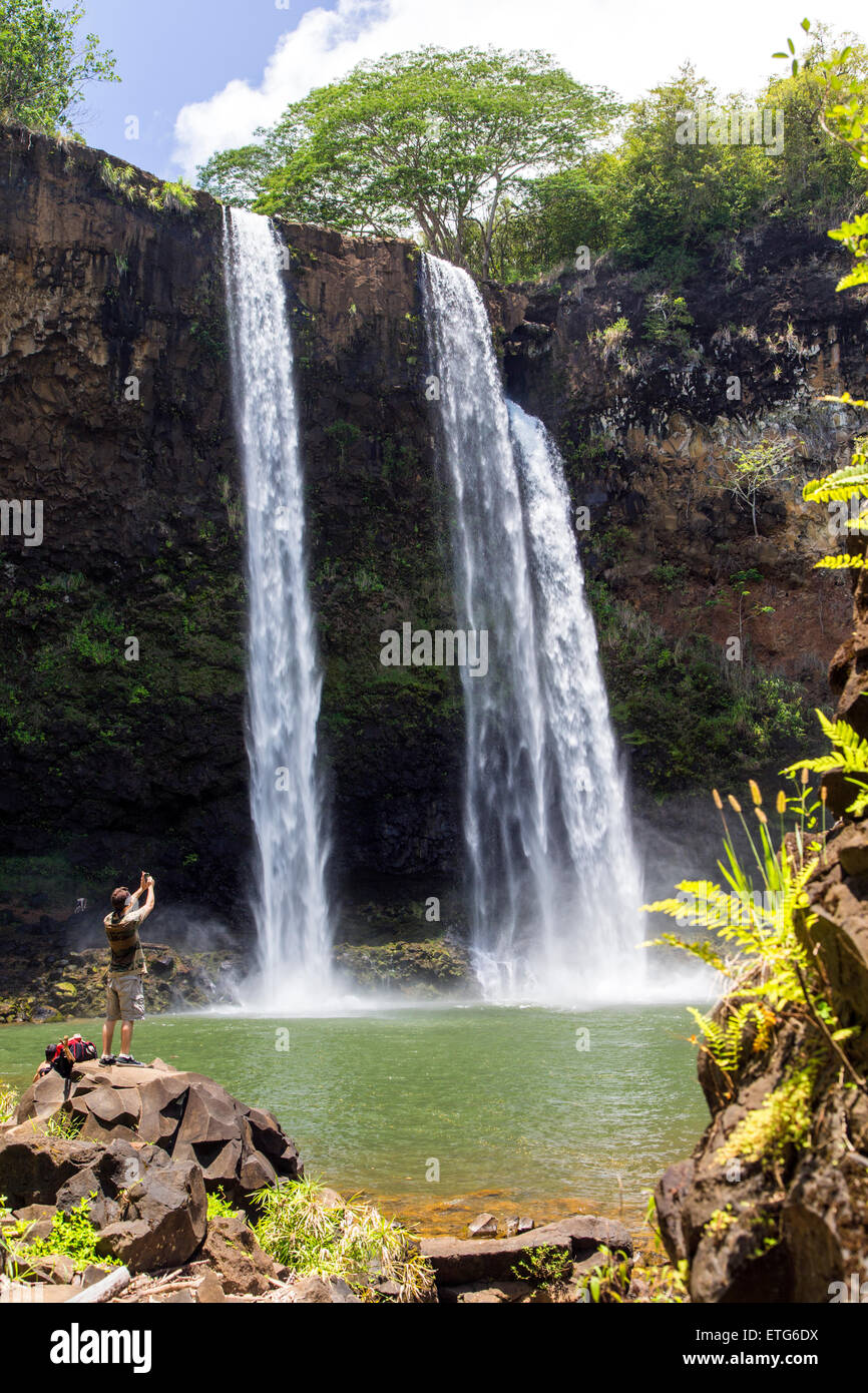 Touristen fotografieren Wailua Falls, Kauai, Hawaii, USA Stockfoto