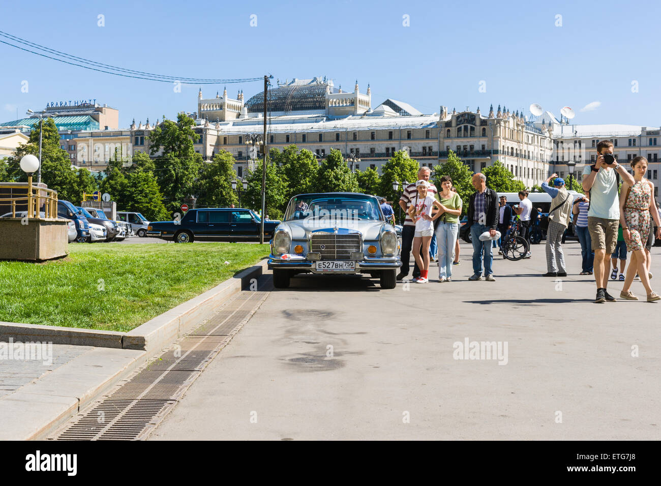 Moskau, Russland. 13. Juni 2015. Die vierte Bosch Moskau Klassik alte Timer motor Rallye begann der Platz der Revolution und staatlichen historischen Museum von Moskau. Viele alte und exotische Autos und einige Motorräder nahmen an der Veranstaltung statt. Die Teilnehmer nicht nur fehlerfreie Fahrt entlang der vorgegebenen Route nahm, aber sie hatten eine zusätzliche Möglichkeit, testen Sie ihre Fahrkünste im Autodrom von der föderale Wachdienst der Russischen Föderation. Vor dem Hintergrund von Metropol Hotel Moskau Credit: Alex Bilder/Alamy Live News Stockfoto