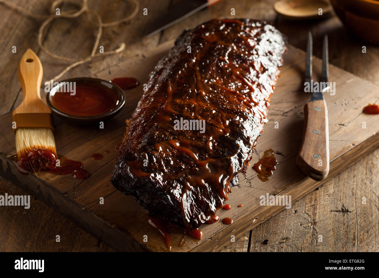 Selbstgemachten geräucherten Barbecue Schweinefleisch Rippen fertig zum Verzehr Stockfoto