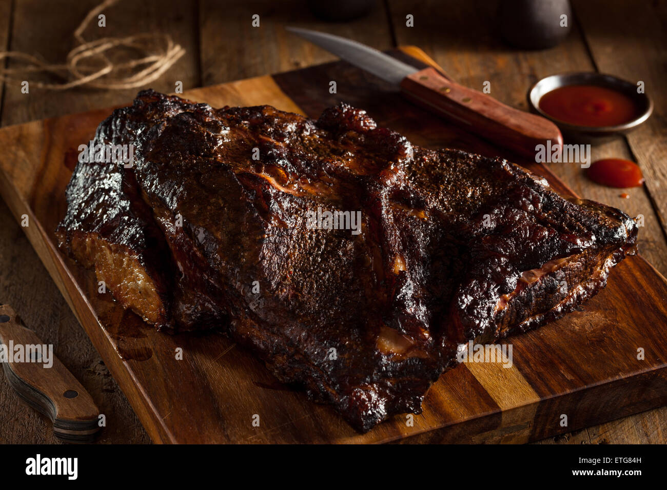 Selbstgemachten geräucherten Barbecue Rinderbrust mit Sauce Stockfoto