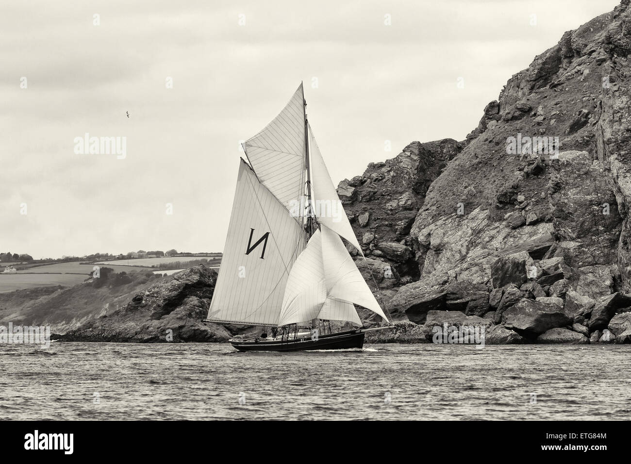 Ein altes Schiff mit vollen Segeln, Segeln in der Nähe der englischen Küste Stockfoto