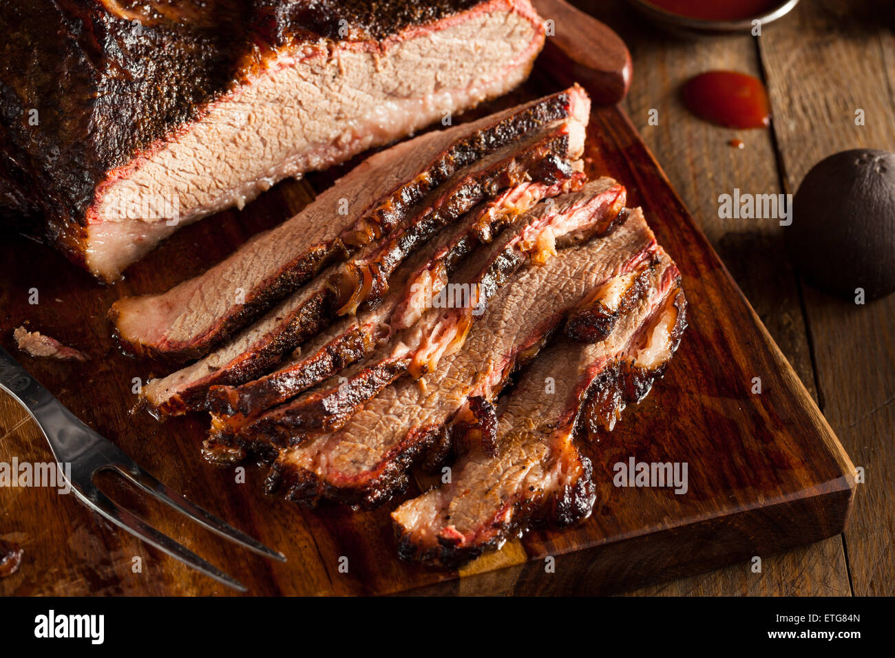 Selbstgemachten geräucherten Barbecue Rinderbrust mit Sauce Stockfoto