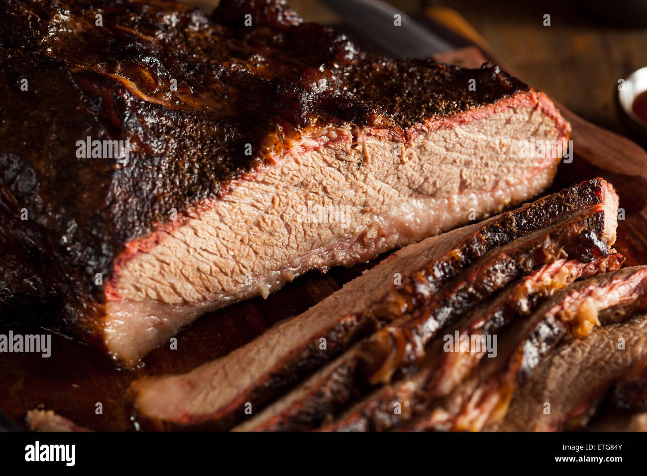 Selbstgemachten geräucherten Barbecue Rinderbrust mit Sauce Stockfoto