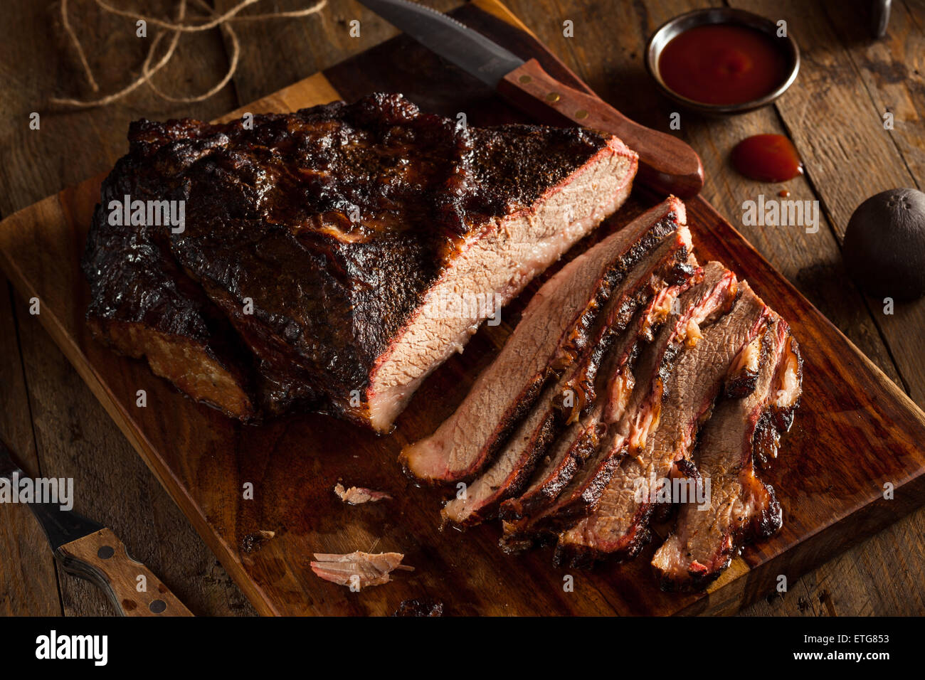 Selbstgemachten geräucherten Barbecue Rinderbrust mit Sauce Stockfoto