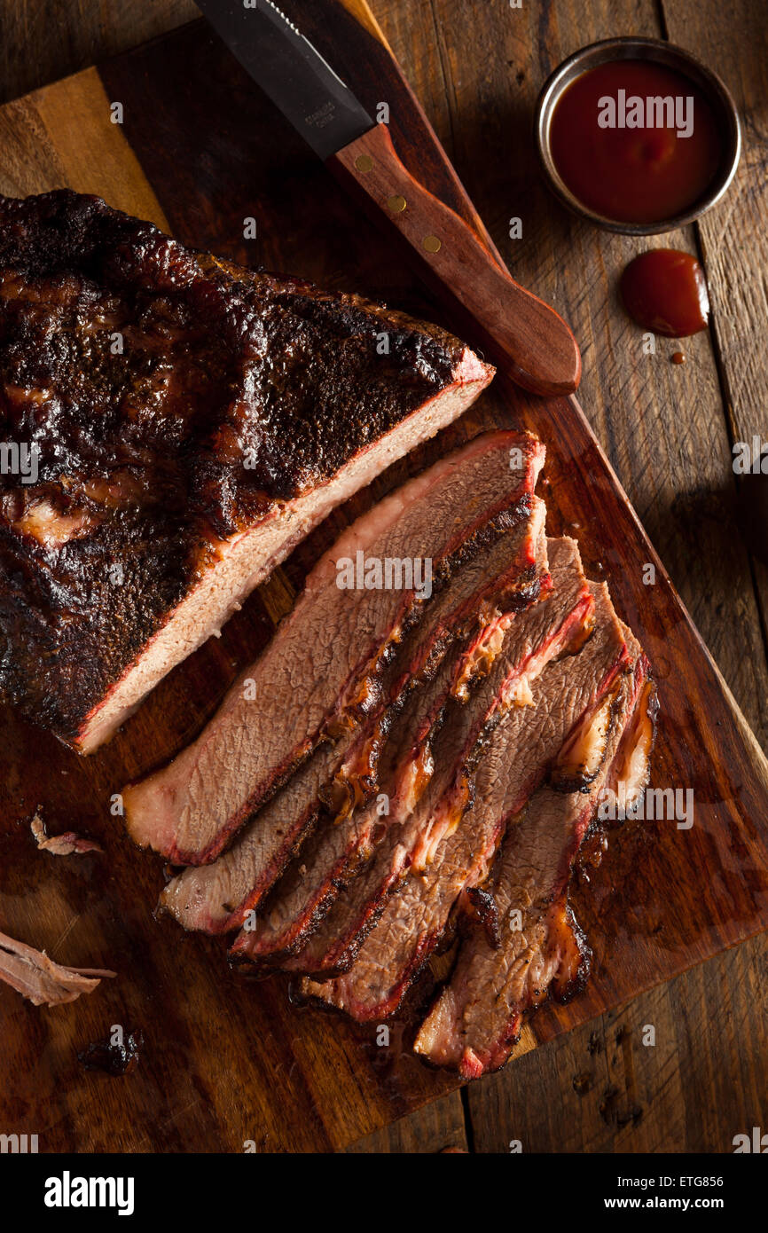 Selbstgemachten geräucherten Barbecue Rinderbrust mit Sauce Stockfoto