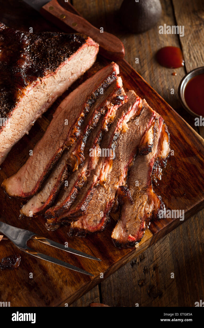 Selbstgemachten geräucherten Barbecue Rinderbrust mit Sauce Stockfoto