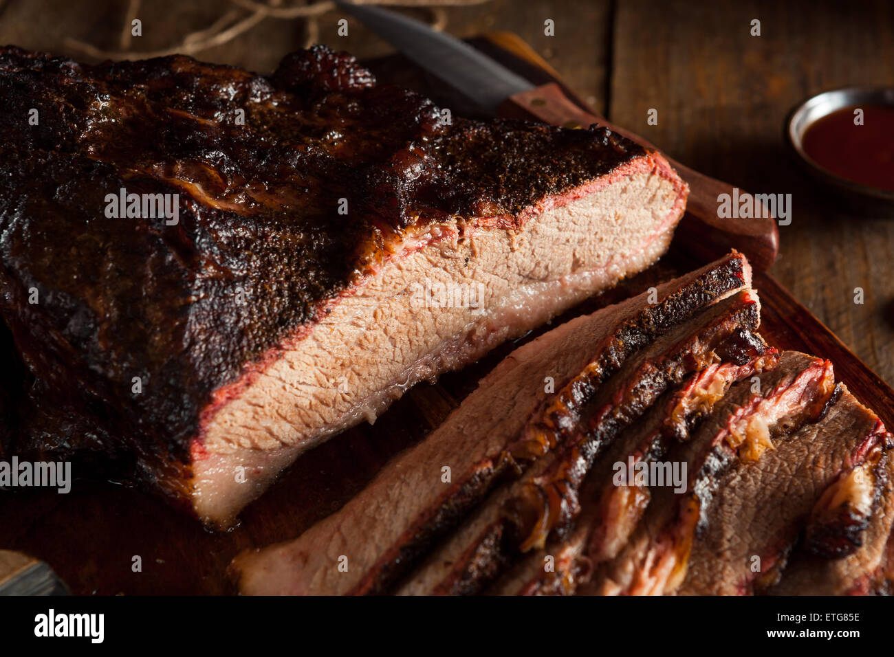 Selbstgemachten geräucherten Barbecue Rinderbrust mit Sauce Stockfoto