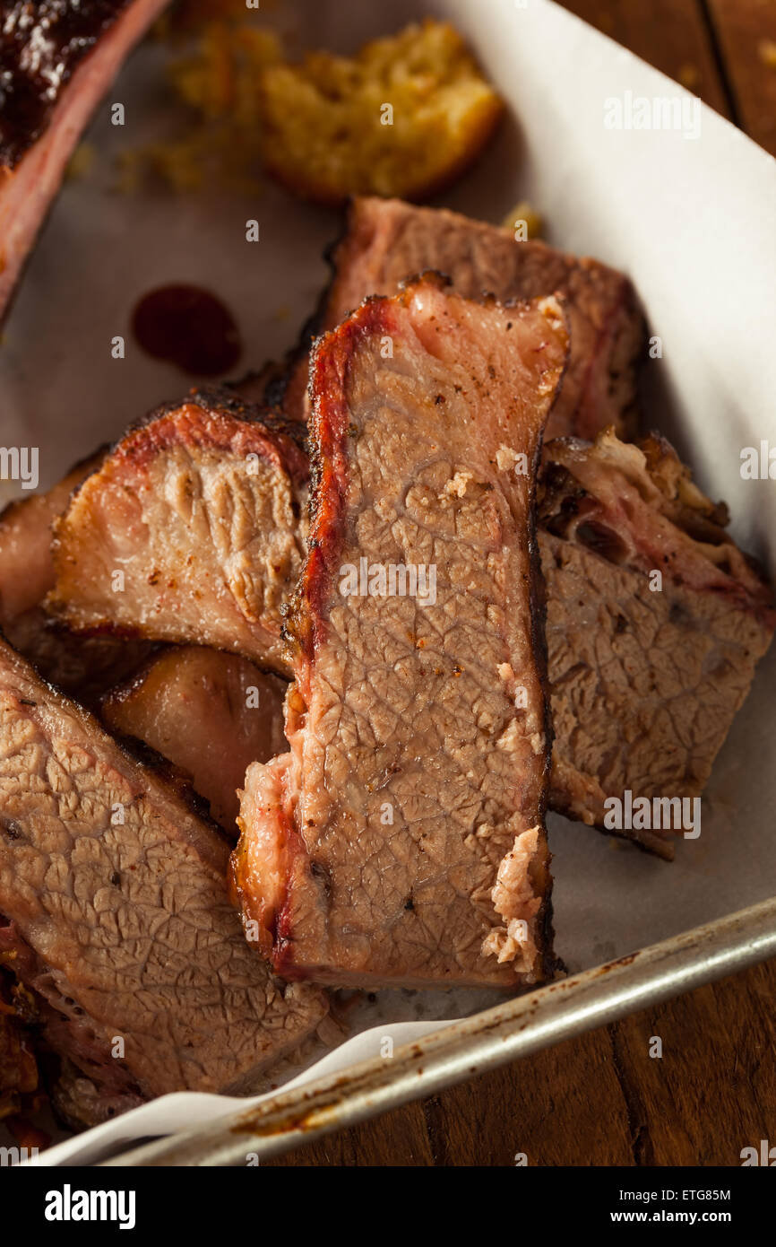 Selbstgemachten geräucherten Barbecue Rinderbrust mit Sauce Stockfoto