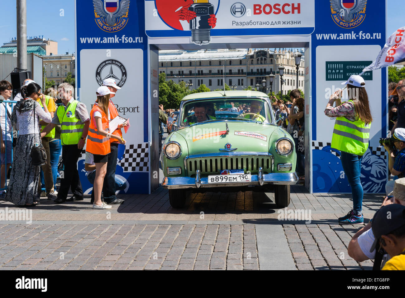 Moskau, Russland. 13. Juni 2015. Die vierte Bosch Moskau Klassik alte Timer motor Rallye begann der Platz der Revolution und staatlichen historischen Museum von Moskau. Viele alte und exotische Autos und einige Motorräder nahmen an der Veranstaltung statt. Die Teilnehmer nicht nur fehlerfreie Fahrt entlang der vorgegebenen Route nahm, aber sie hatten eine zusätzliche Möglichkeit, testen Sie ihre Fahrkünste im Autodrom von der föderale Wachdienst der Russischen Föderation. Volga beginnt Credit: Alex Bilder/Alamy Live News Stockfoto