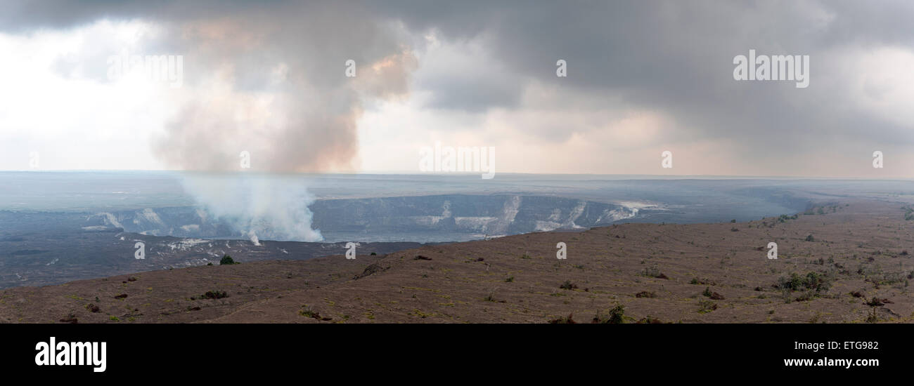 Panoramablick über Dampf steigt von Halema'uma'u Krater, Kilauea Caldera, Hawai ' i Volcanoes National Park, Big Island, Hawaii, Vereinigte Staaten Stockfoto