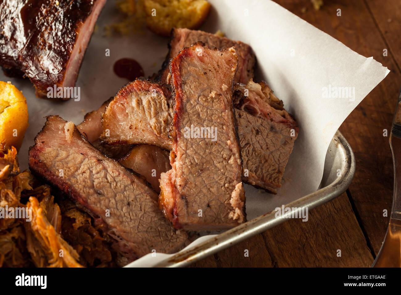 Selbstgemachten geräucherten Barbecue Rinderbrust mit Sauce Stockfoto