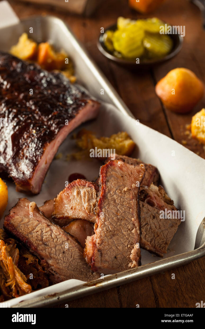 Selbstgemachten geräucherten Barbecue Rinderbrust mit Sauce Stockfoto