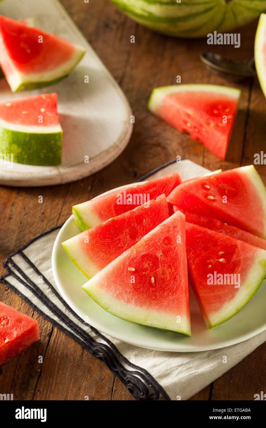 Organischen Reife kernlose Wassermelone in Keile geschnitten Stockfoto