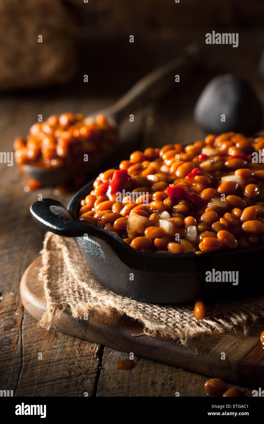 Hausgemachte Grill, gebackene Bohnen in einer schwarzen Pfanne Stockfoto