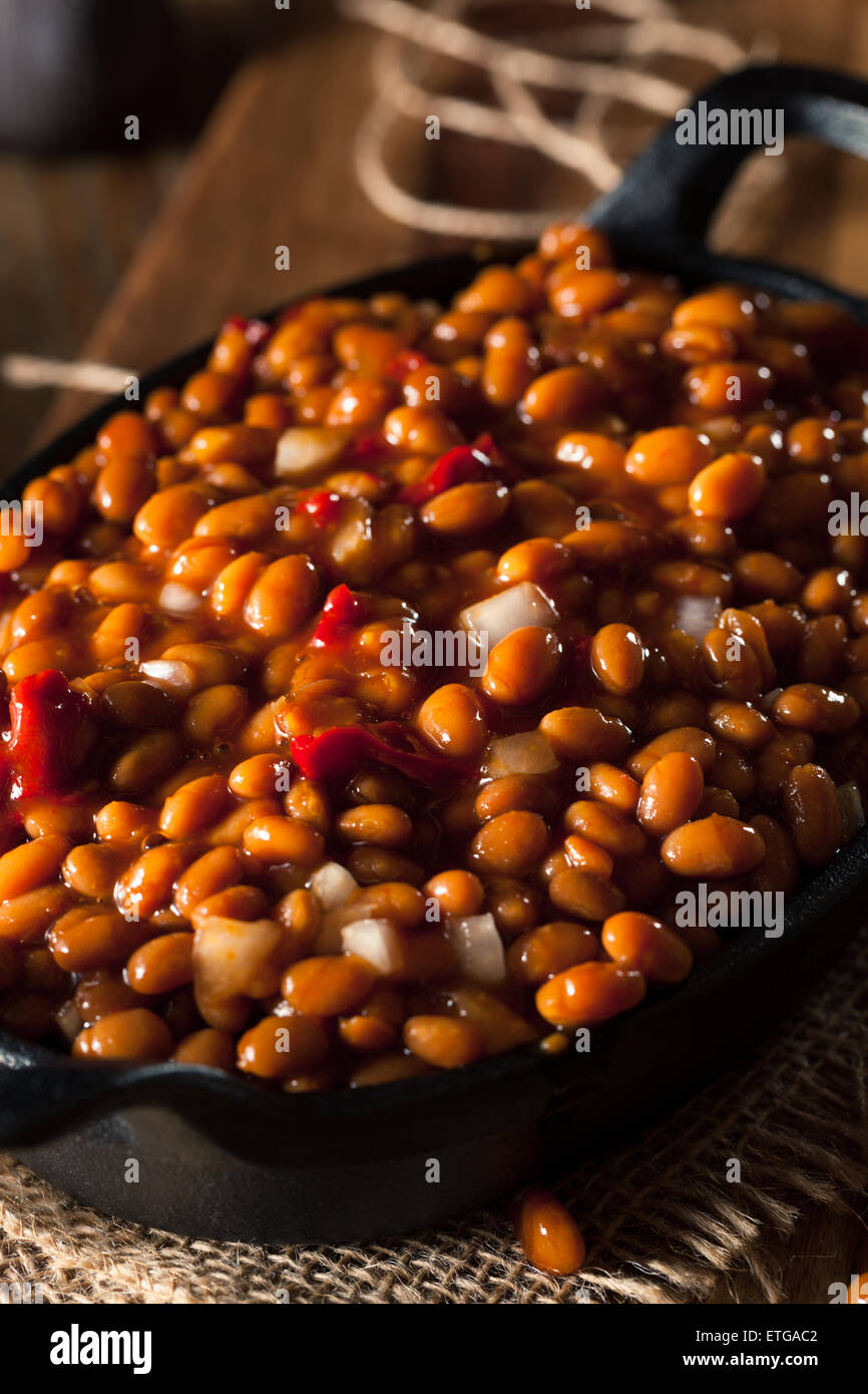 Hausgemachte Grill, gebackene Bohnen in einer schwarzen Pfanne Stockfoto