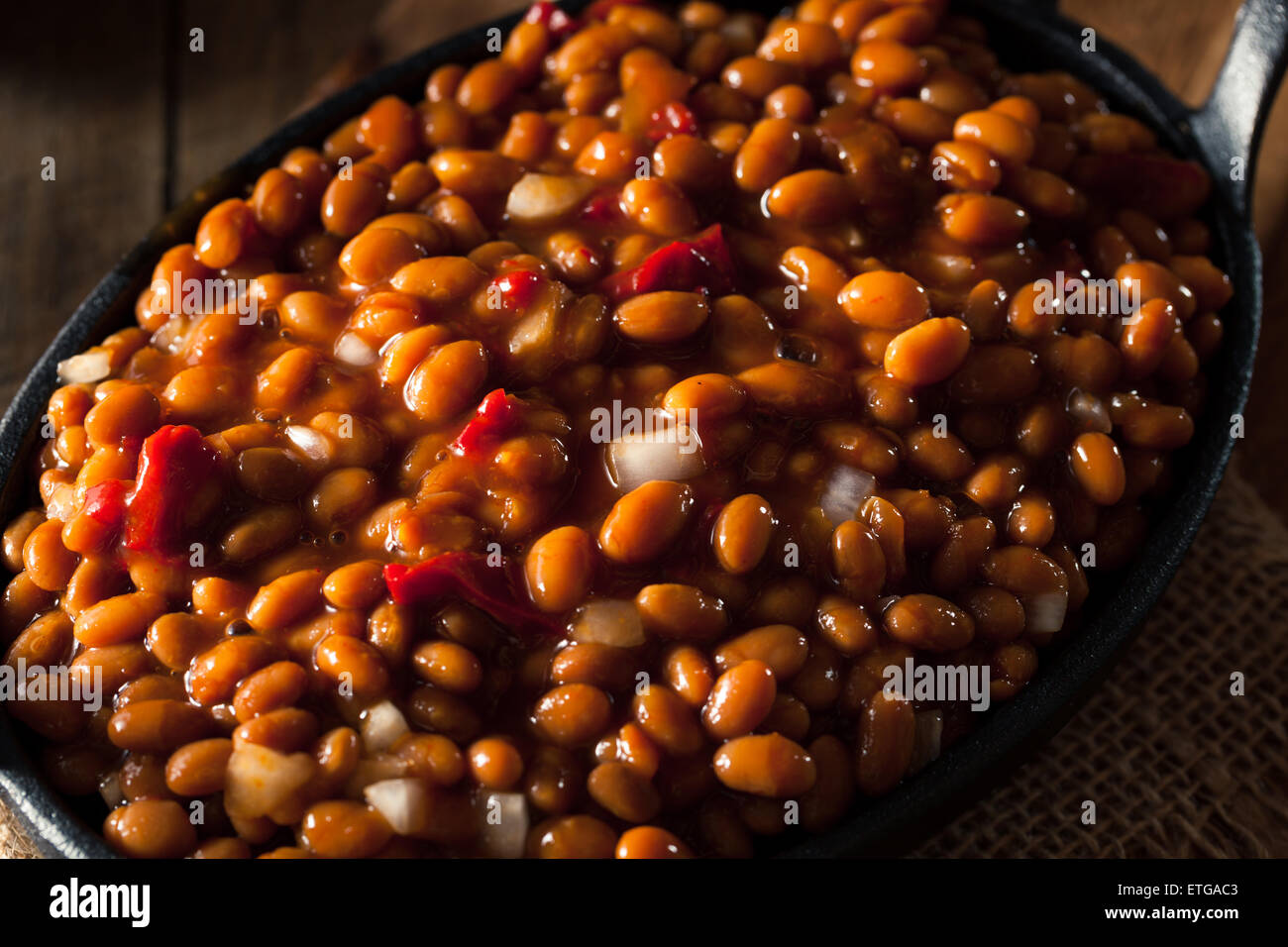Hausgemachte Grill, gebackene Bohnen in einer schwarzen Pfanne Stockfoto