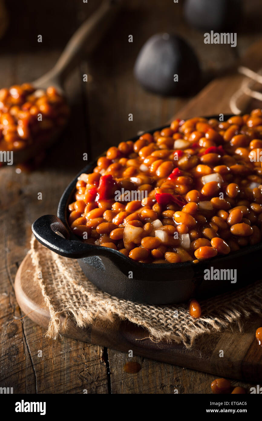 Hausgemachte Grill, gebackene Bohnen in einer schwarzen Pfanne Stockfoto