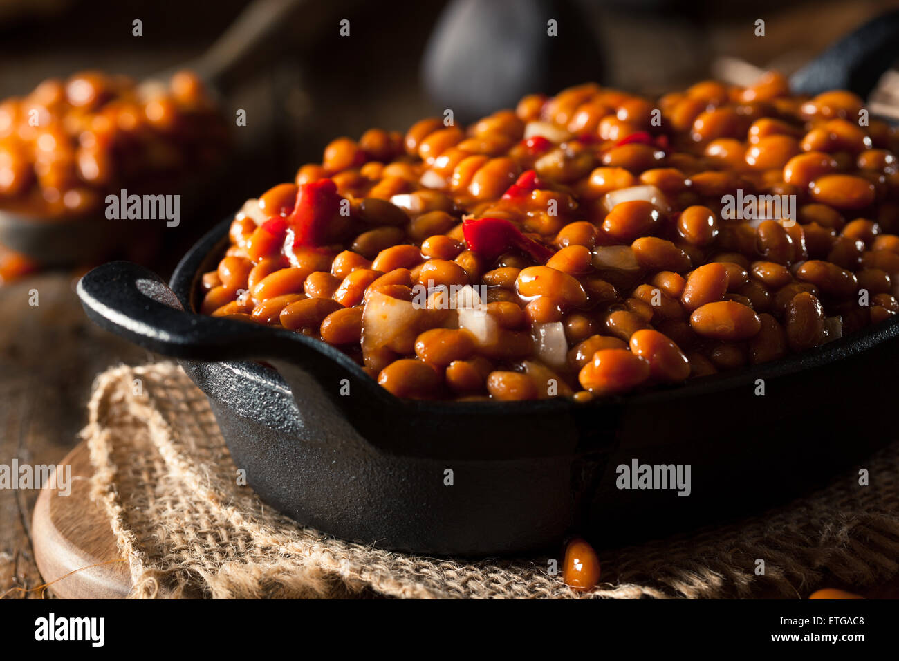 Hausgemachte Grill, gebackene Bohnen in einer schwarzen Pfanne Stockfoto