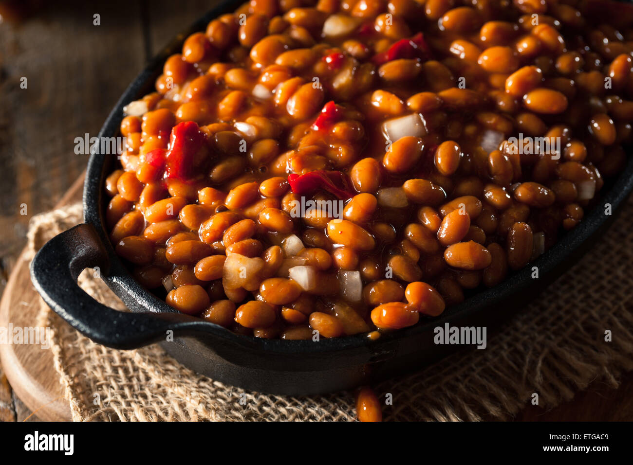 Hausgemachte Grill, gebackene Bohnen in einer schwarzen Pfanne Stockfoto