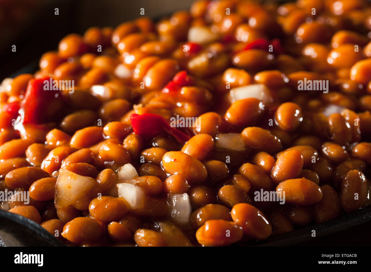 Hausgemachte Grill, gebackene Bohnen in einer schwarzen Pfanne Stockfoto
