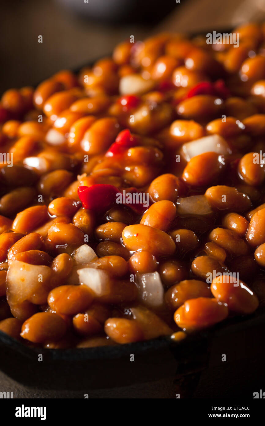 Hausgemachte Grill, gebackene Bohnen in einer schwarzen Pfanne Stockfoto