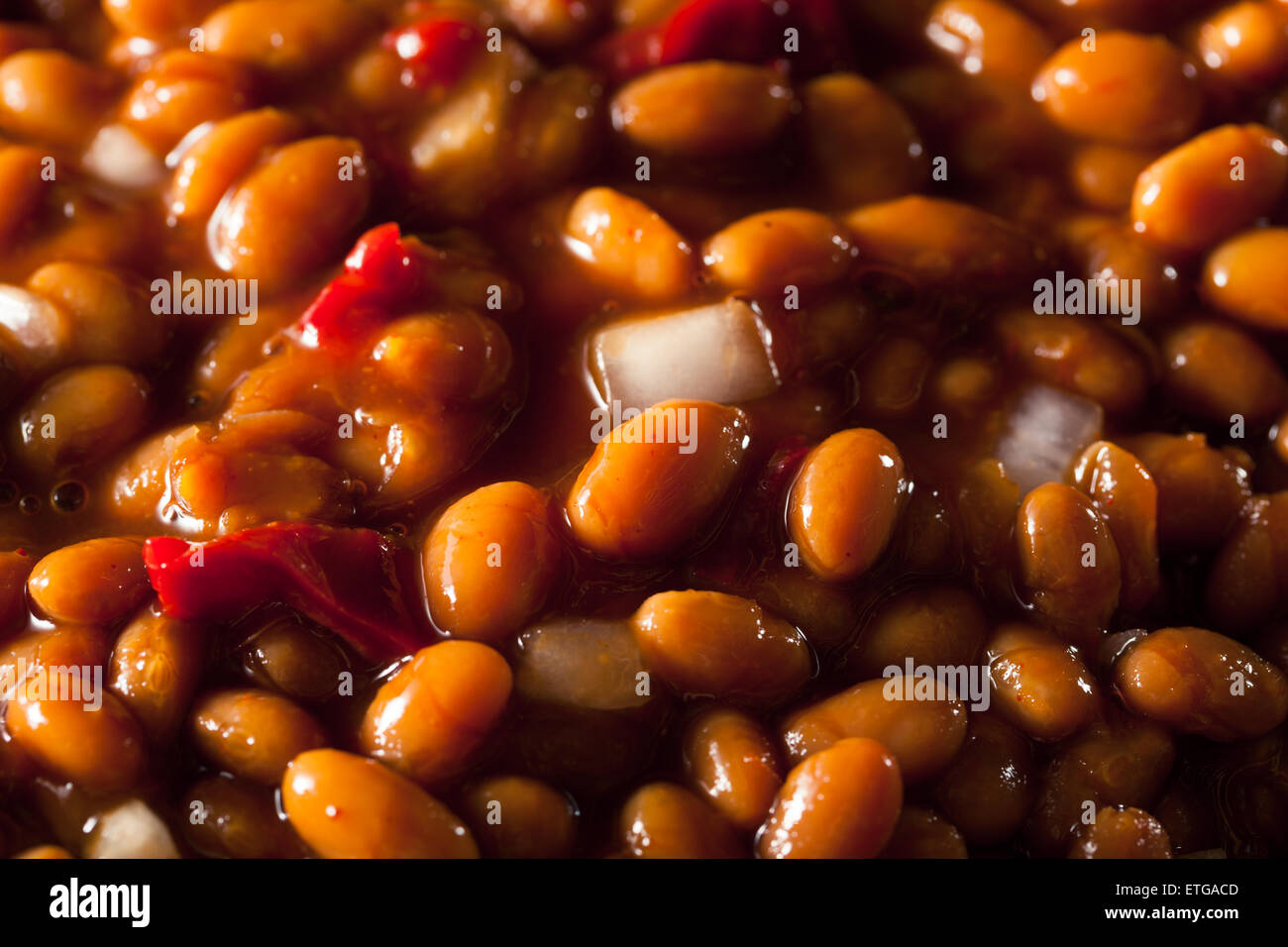 Hausgemachte Grill, gebackene Bohnen in einer schwarzen Pfanne Stockfoto