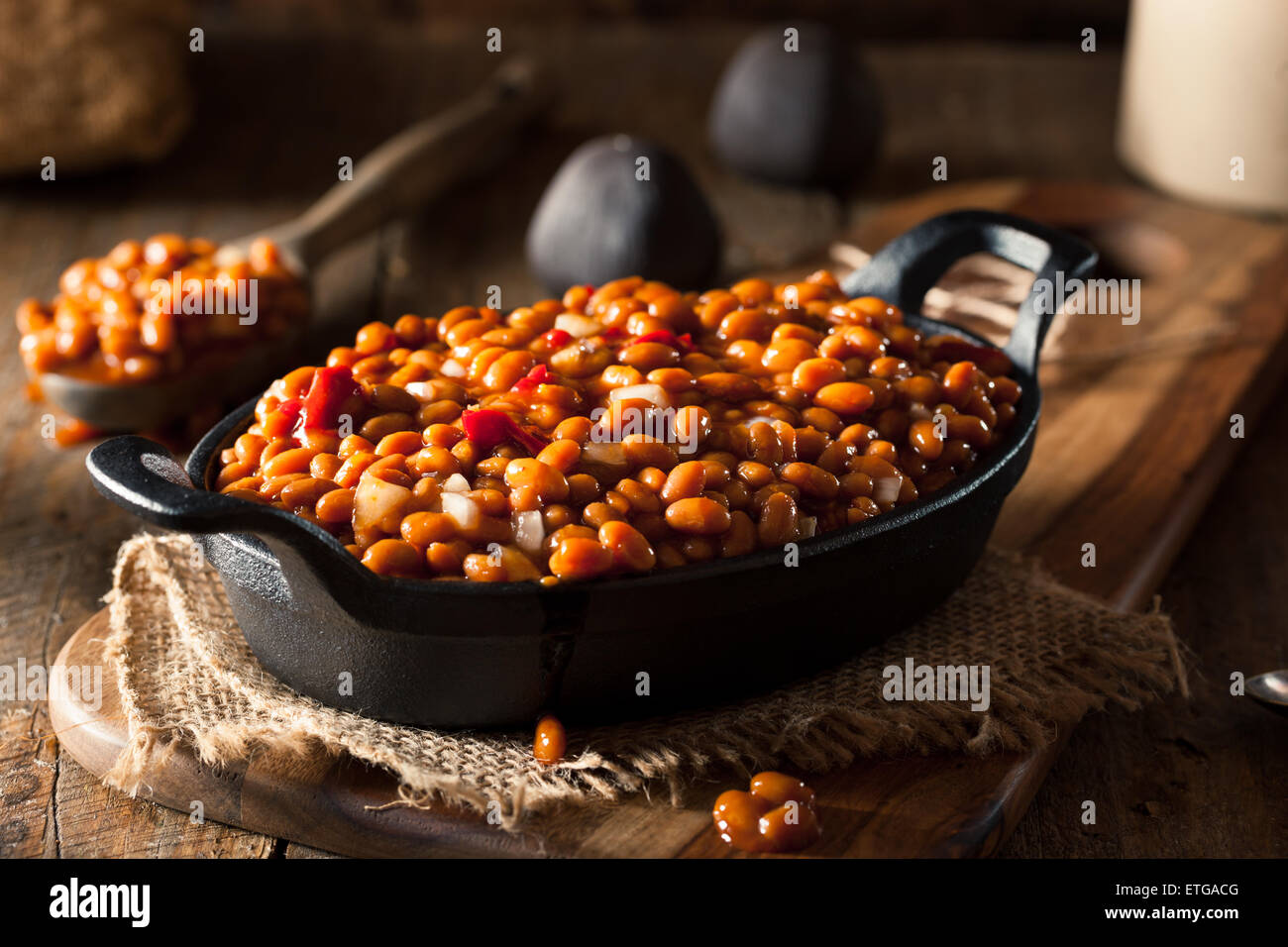 Hausgemachte Grill, gebackene Bohnen in einer schwarzen Pfanne Stockfoto