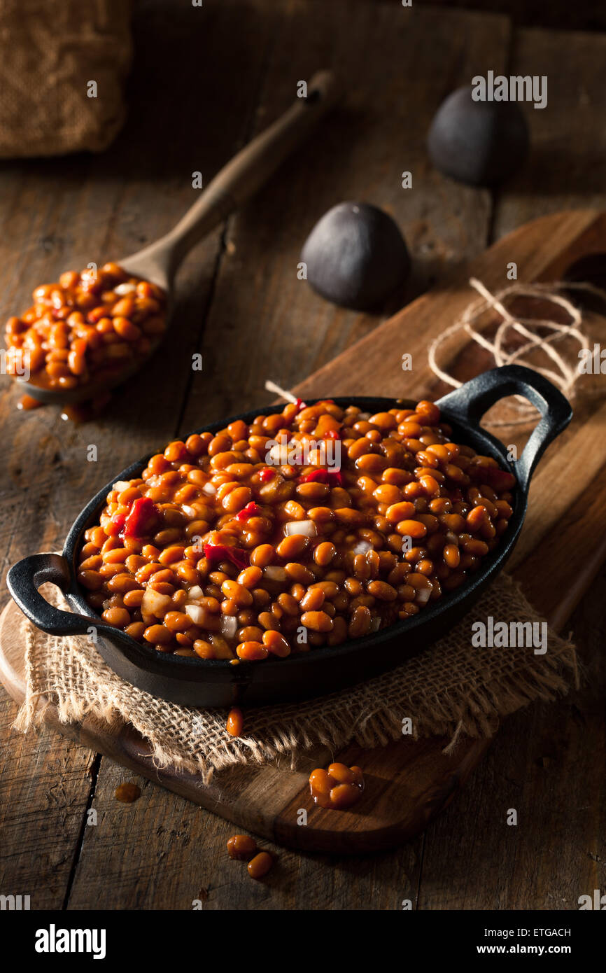 Hausgemachte Grill, gebackene Bohnen in einer schwarzen Pfanne Stockfoto