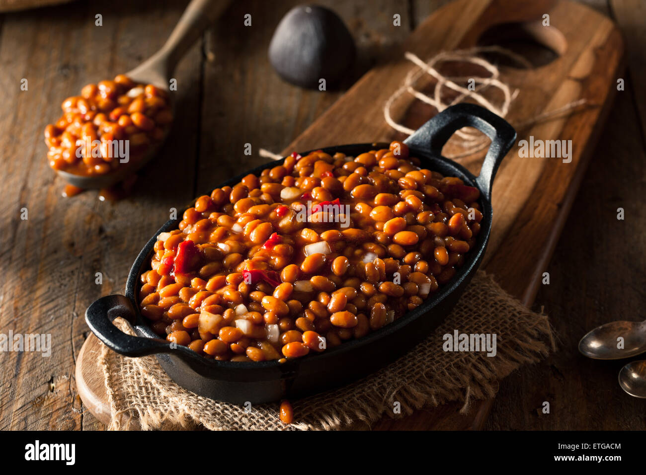 Hausgemachte Grill, gebackene Bohnen in einer schwarzen Pfanne Stockfoto