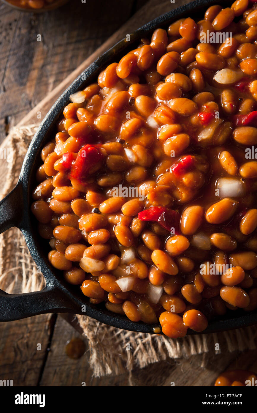 Hausgemachte Grill, gebackene Bohnen in einer schwarzen Pfanne Stockfoto