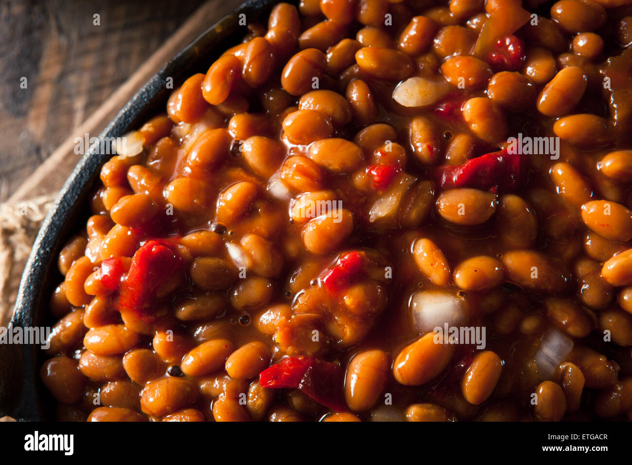 Hausgemachte Grill, gebackene Bohnen in einer schwarzen Pfanne Stockfoto
