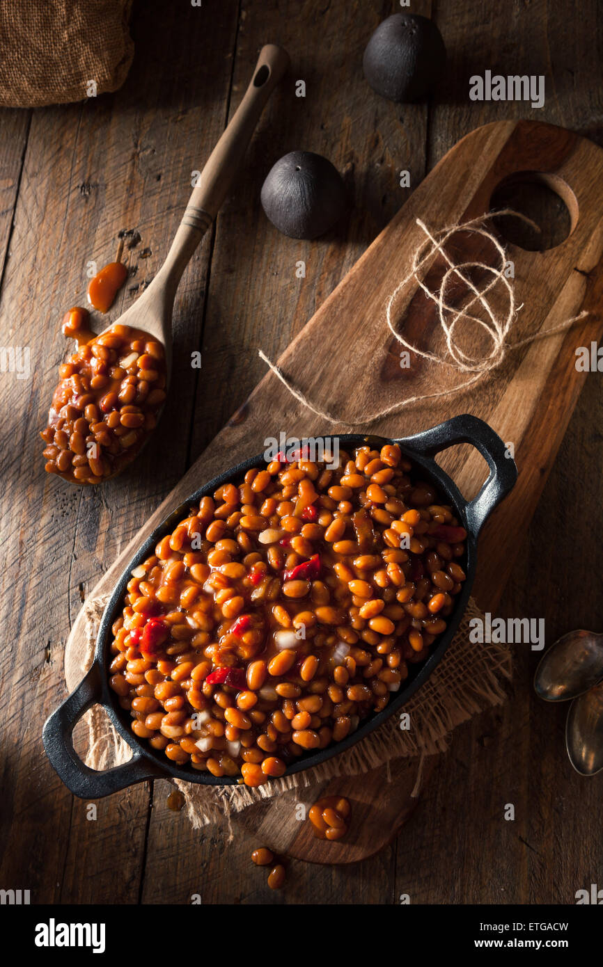 Hausgemachte Grill, gebackene Bohnen in einer schwarzen Pfanne Stockfoto