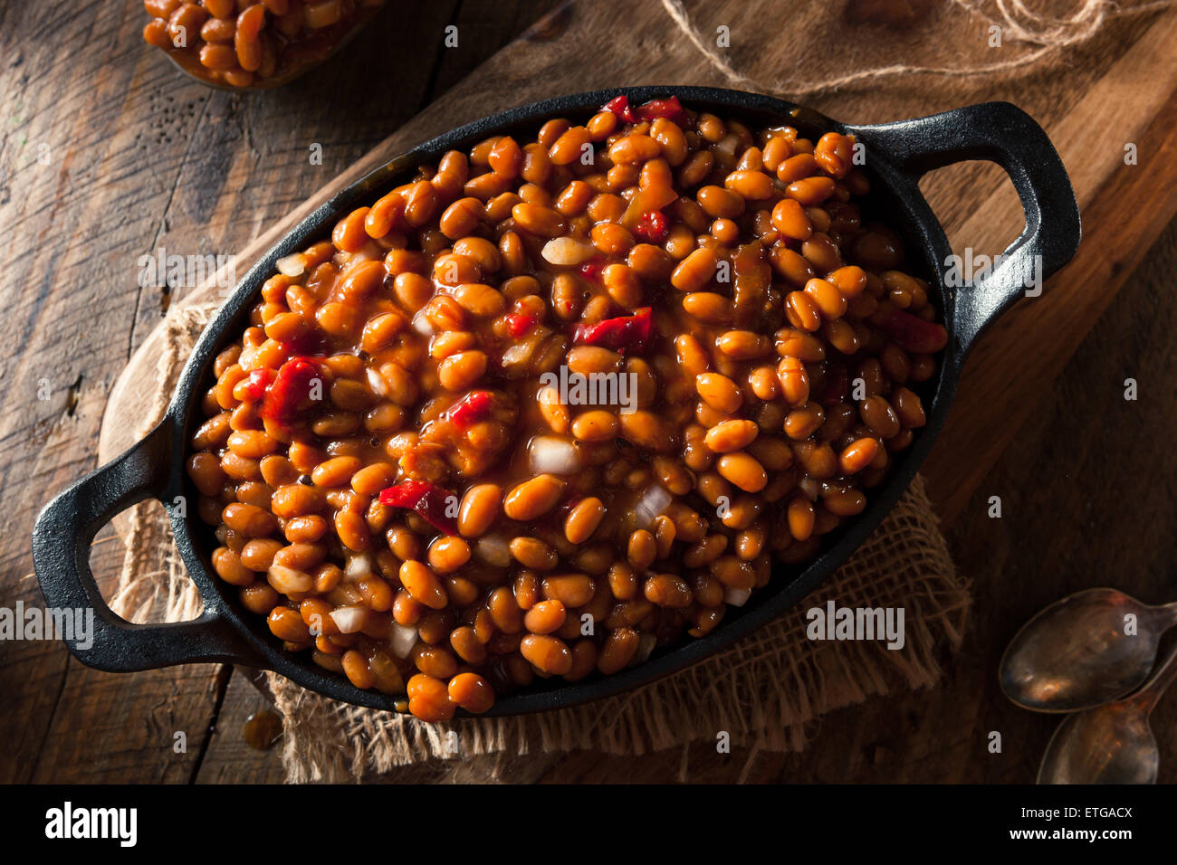 Hausgemachte Grill, gebackene Bohnen in einer schwarzen Pfanne Stockfoto
