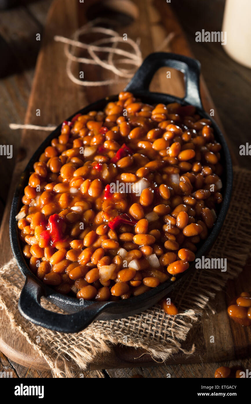 Hausgemachte Grill, gebackene Bohnen in einer schwarzen Pfanne Stockfoto