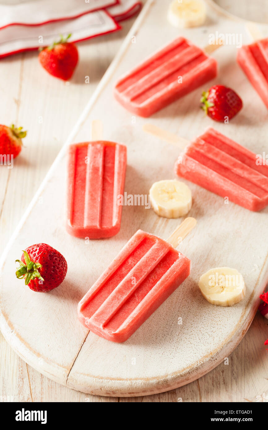 Hausgemachte Erdbeer und Banane Eis am Stiel auf einem Stick Stockfoto