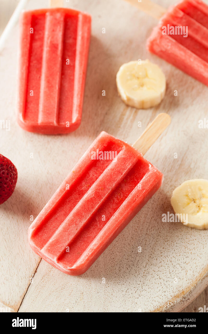 Hausgemachte Erdbeer und Banane Eis am Stiel auf einem Stick Stockfoto