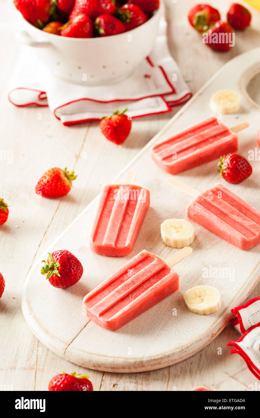 Hausgemachte Erdbeer und Banane Eis am Stiel auf einem Stick Stockfoto