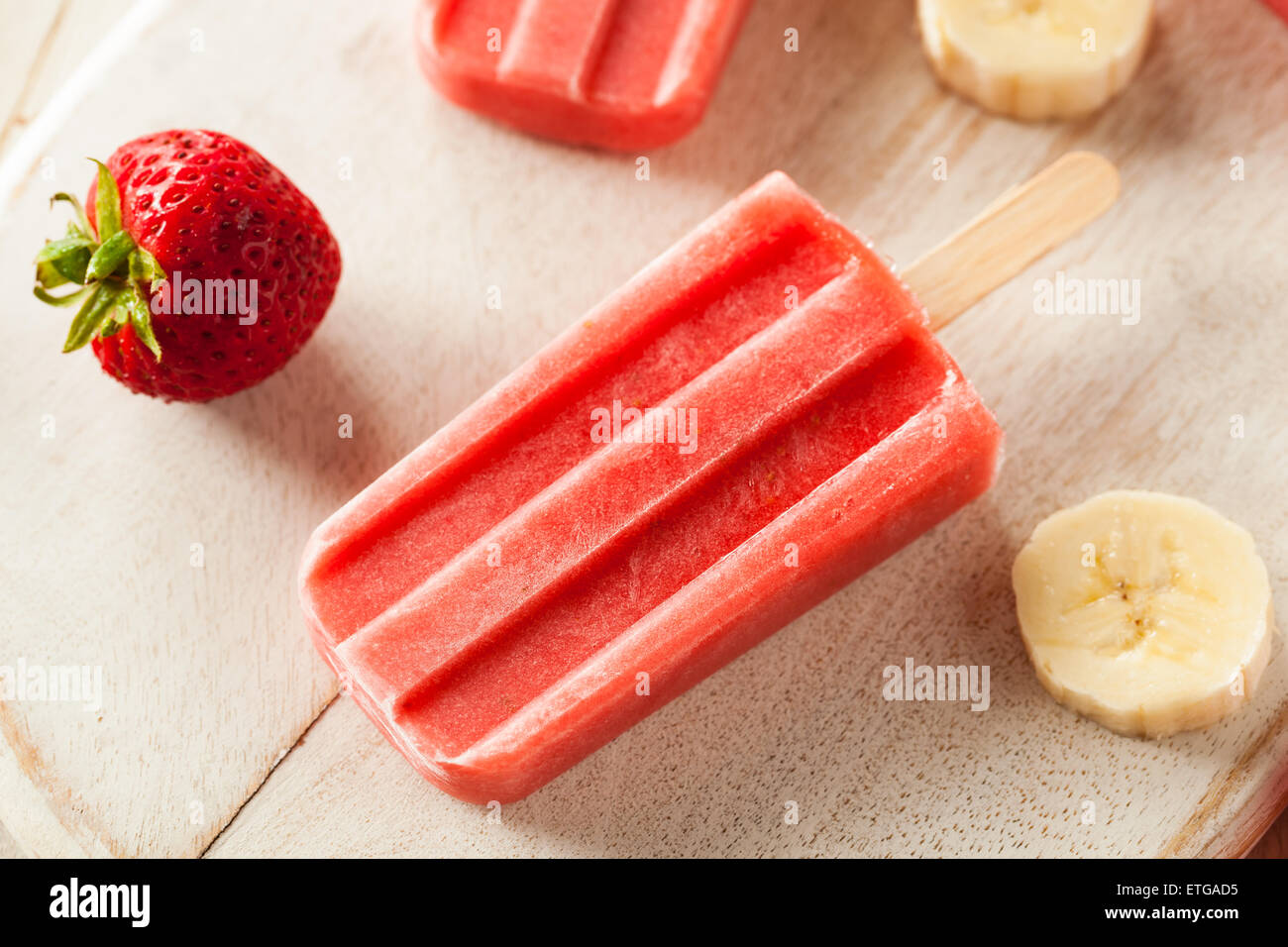 Hausgemachte Erdbeer und Banane Eis am Stiel auf einem Stick Stockfoto