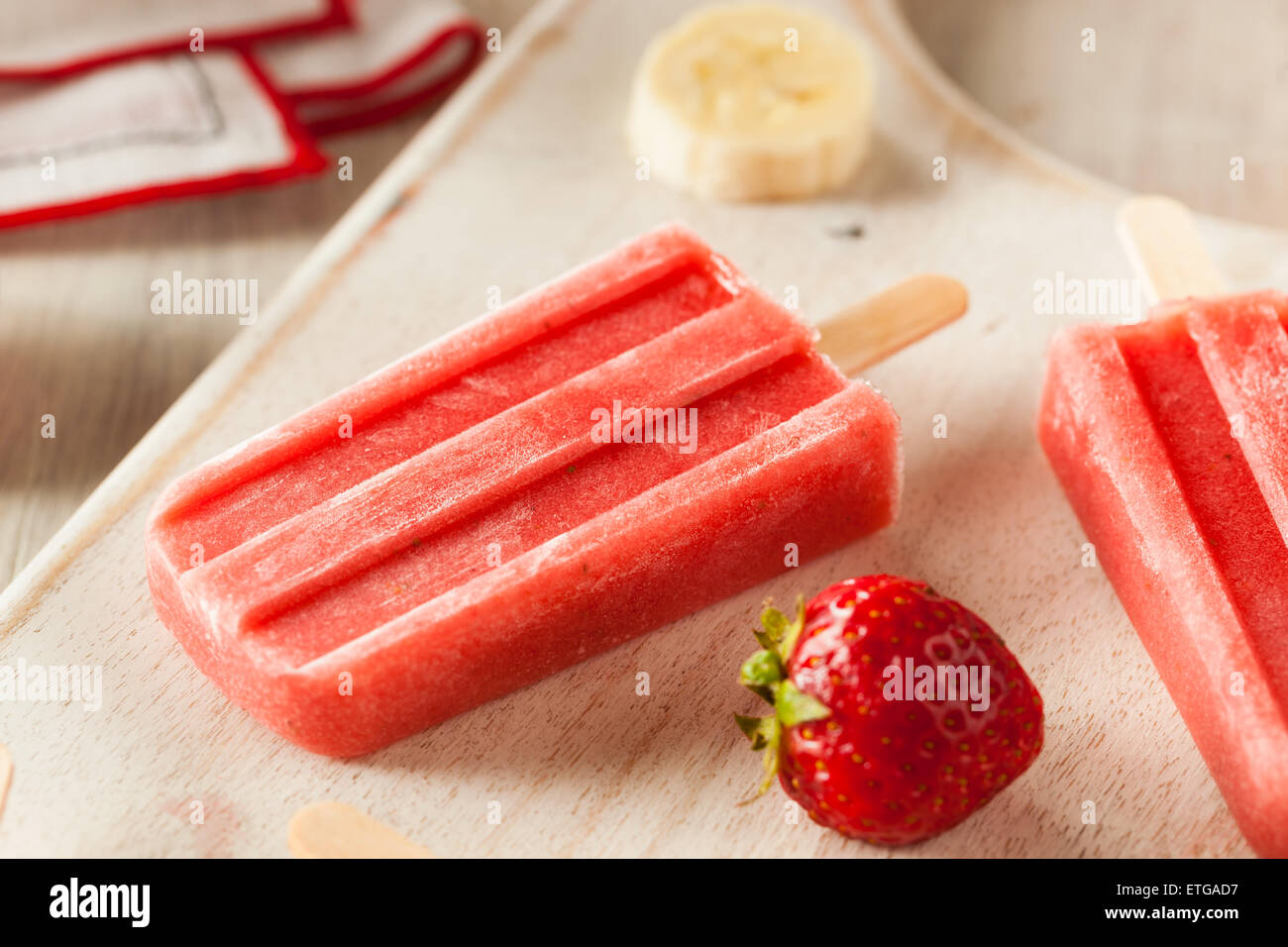 Hausgemachte Erdbeer und Banane Eis am Stiel auf einem Stick Stockfoto
