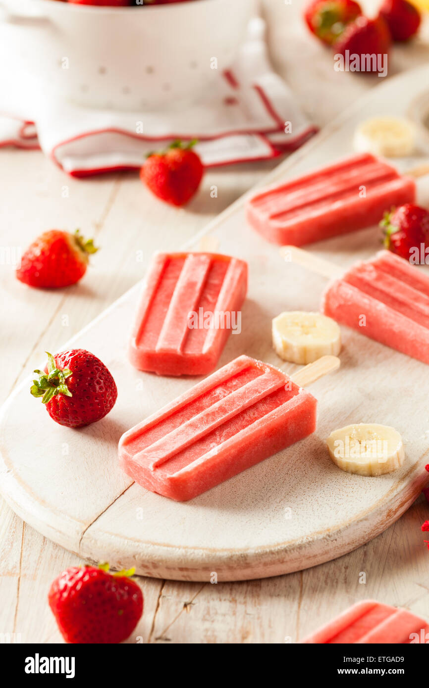 Hausgemachte Erdbeer und Banane Eis am Stiel auf einem Stick Stockfoto
