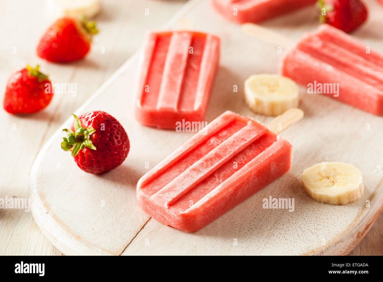 Hausgemachte Erdbeer und Banane Eis am Stiel auf einem Stick Stockfoto