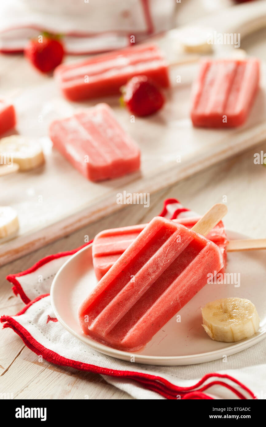 Hausgemachte Erdbeer und Banane Eis am Stiel auf einem Stick Stockfoto