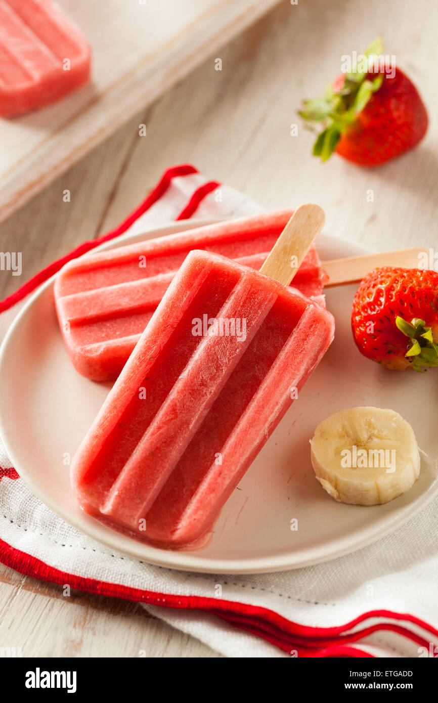 Hausgemachte Erdbeer und Banane Eis am Stiel auf einem Stick Stockfoto