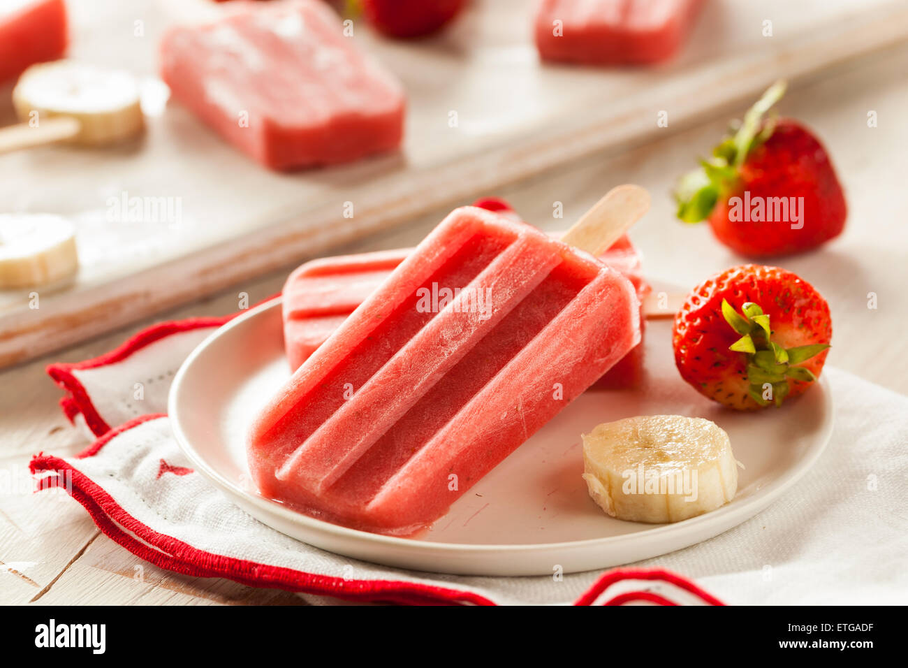 Hausgemachte Erdbeer und Banane Eis am Stiel auf einem Stick Stockfoto