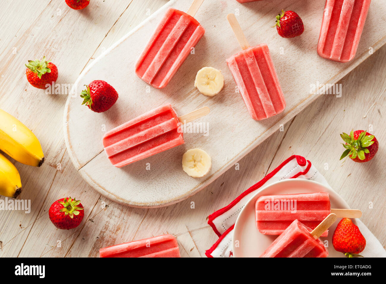 Hausgemachte Erdbeer und Banane Eis am Stiel auf einem Stick Stockfoto