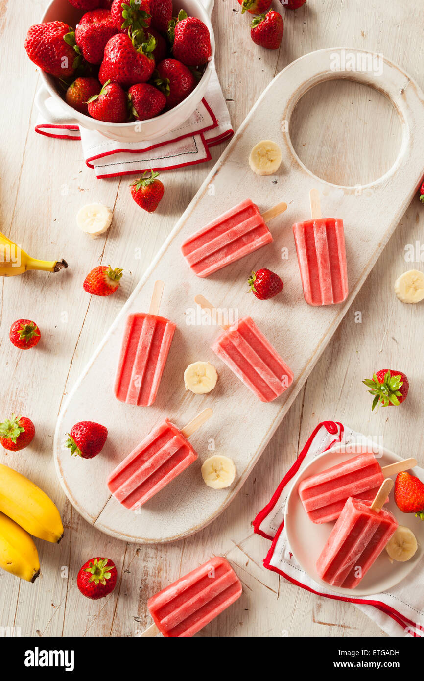 Hausgemachte Erdbeer und Banane Eis am Stiel auf einem Stick Stockfoto