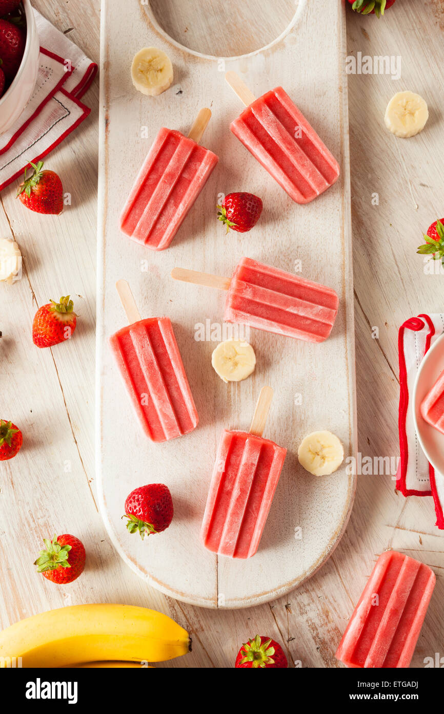 Hausgemachte Erdbeer und Banane Eis am Stiel auf einem Stick Stockfoto