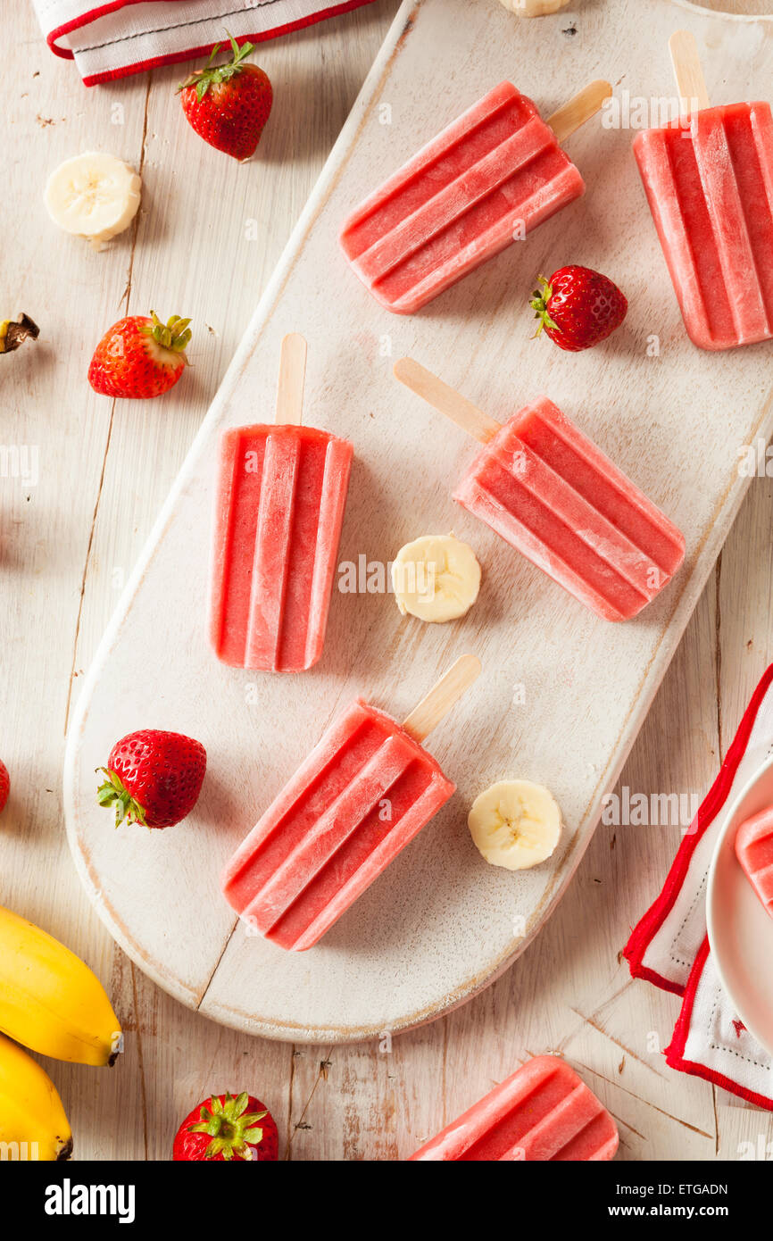 Hausgemachte Erdbeer und Banane Eis am Stiel auf einem Stick Stockfoto